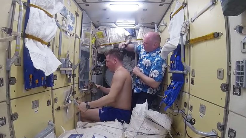 Barbería espacial: Cosmonautas rusos bromean sobre el encanecimiento a bordo de la EEI (VIDEO)