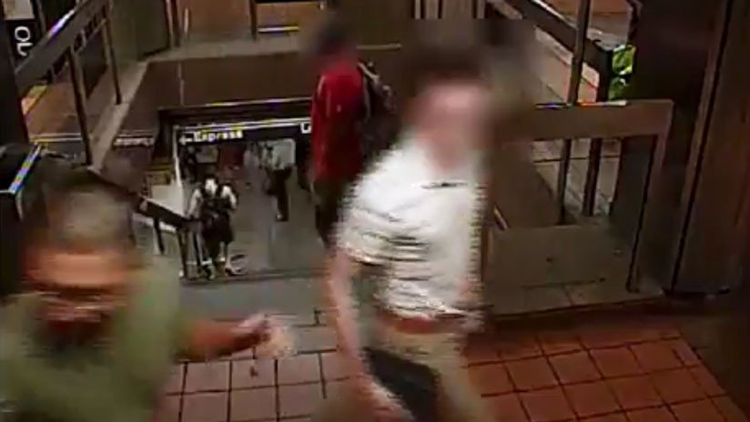VIDEO: Una mujer persigue y golpea al hombre que la manoseó en el metro de Nueva York