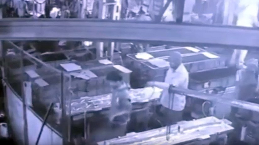VIDEO: Un supervisor le gasta una broma mortal a un empleado con aire comprimido en su trasero