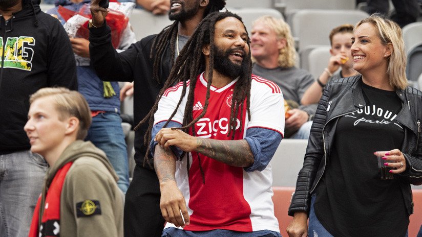 VIDEO: Ky-Mani Marley entona una icónica canción de su padre con los hinchas en el estadio de Ajax