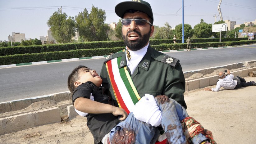 Las imágenes que deja el ataque terrorista contra un desfile en Irán 