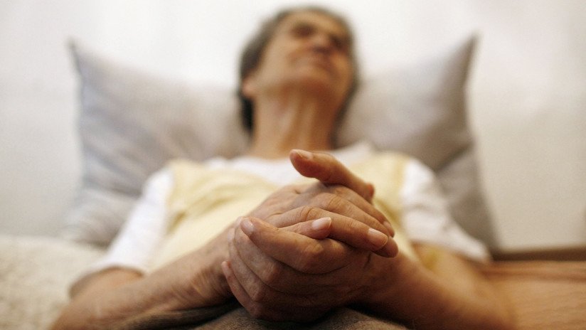 Desgarrador: Una abuela con Alzheimer reconoce por un instante a su nieta y le dice "te amo" (VIDEO)