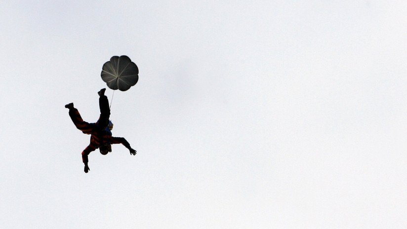 Se rompe las dos piernas tras saltar en paracaídas desde un edificio de 19 plantas  (VIDEO)