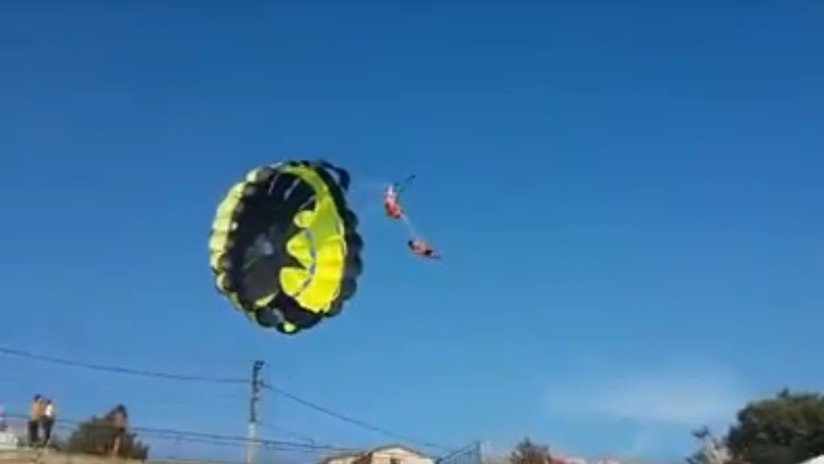 VIDEO: Reciben una descarga eléctrica tras tocar unos cables mientras hacían paravelismo (18+)