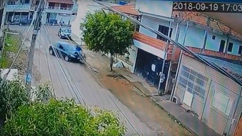 Brasil: Una adolescente de 13 años le roba el auto a sus padres y atropella a un ciclista (VIDEO)