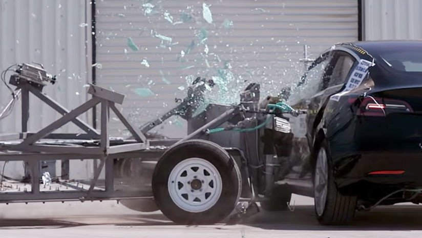 Embestidas de una tonelada: El Tesla Model 3 pasa 'con nota' el test de choque (VIDEO)
