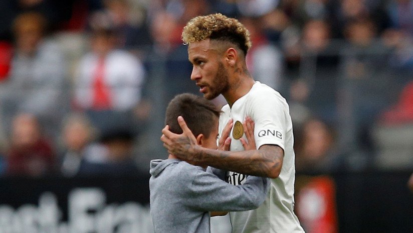 VIDEO: Neymar hace llorar (de alegría) a un pequeño hincha y le regala su camiseta