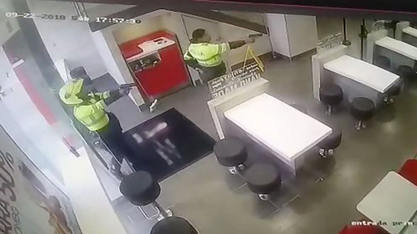 VIDEO: Dos patrulleras de tránsito frustran el robo de un restaurante en Colombia