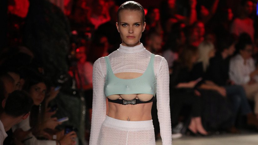 FOTO: Modelos con tres senos desfilan en la Semana de la Moda de Milán