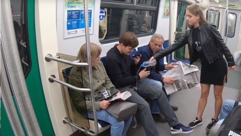 VIDEO: Activistas derraman lejía en la ingle de hombres que se abren de piernas en el metro