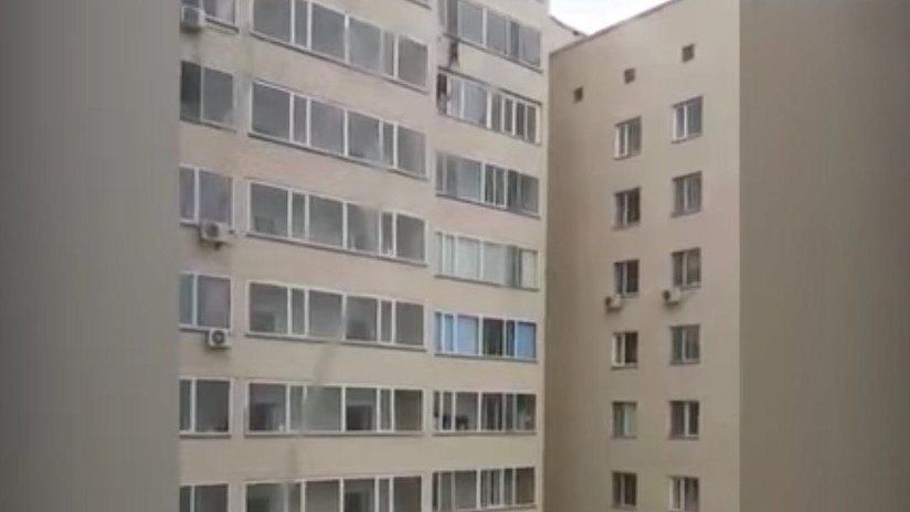 VIDEO: Un niño cae de un décimo piso y es salvado por un vecino que lo agarra en plena caída