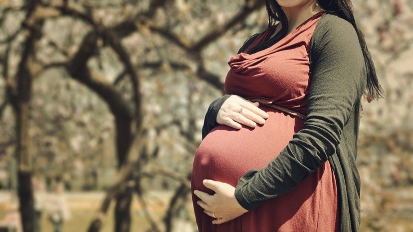 Una mujer finge un embarazo y el día del parto inventa una excusa para no ser descubierta