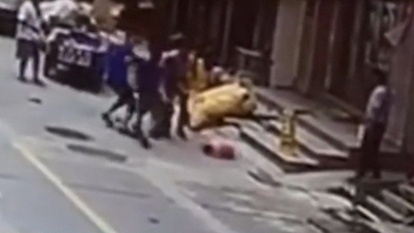 VIDEO: Dos trabajadores se rompen el brazo al salvar a una niña de estrellarse contra el suelo