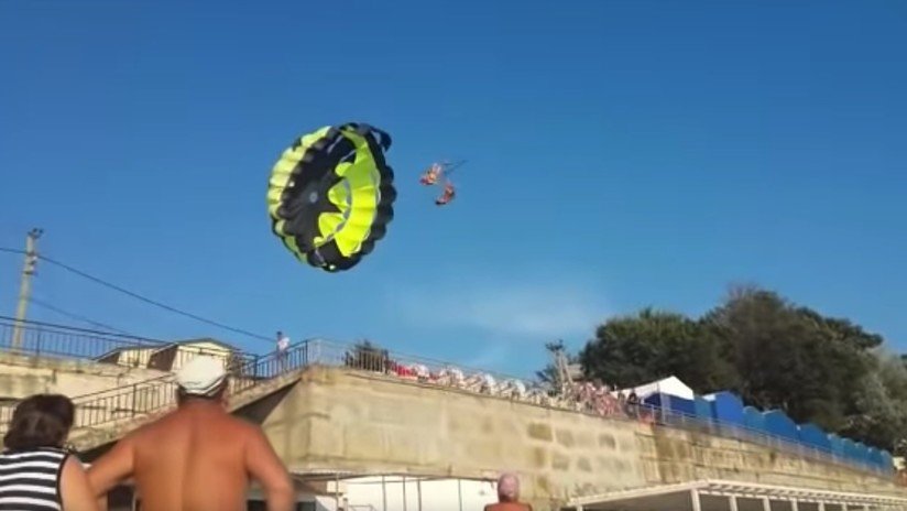 VIDEO: Una pareja de turistas choca en paracaídas contra un tendido eléctrico en una playa 