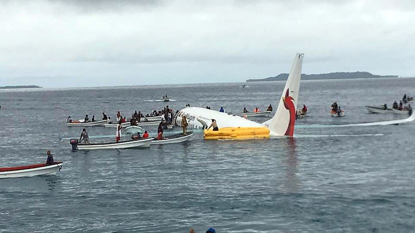 FOTOS, VIDEO: Un Boeing 737 de pasajeros termina en el mar tras un aterrizaje forzoso en Micronesia