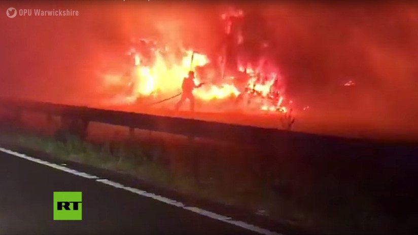 "Visión del infierno": Un incendio devora tres camiones en plena ruta en el Reino Unido (VIDEO)