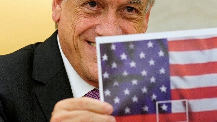 FOTO: Piñera muestra a Trump una imagen de banderas fusionadas de Chile y EE.UU. (pero es imposible)