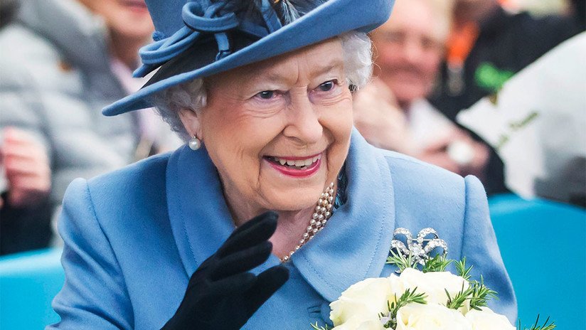 Revelan que la reina Isabel II tiene una mano falsa para saludar a sus súbditos