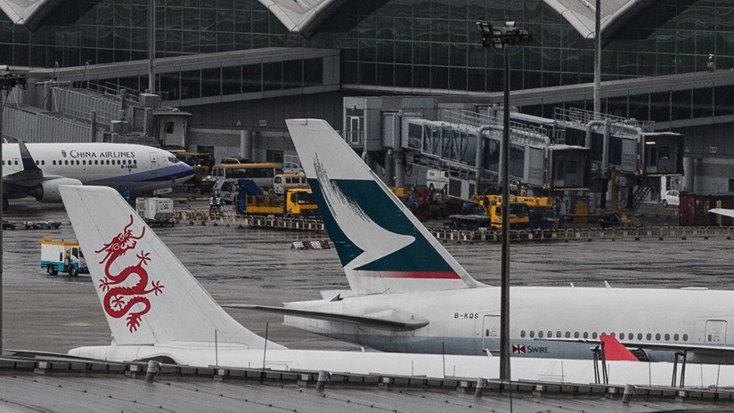 VIDEO: Graban a trabajadores del aeropuerto de Hong Kong arrojando bruscamente equipajes