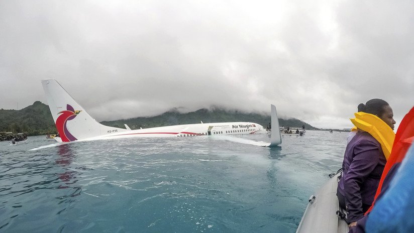 VIDEO: El momento en que marinos sacan a los pasajeros del Boeing tras su aterrizaje en el mar