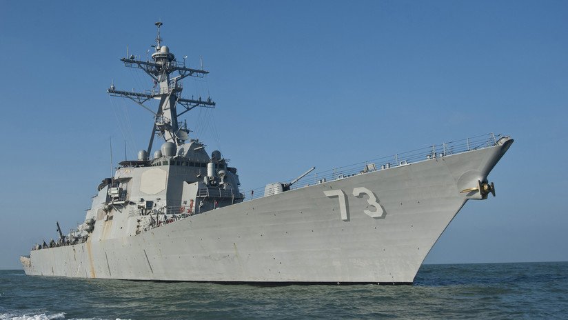 Un buque de guerra de EE.UU. navega cerca de las disputadas islas del Mar de la China Meridional