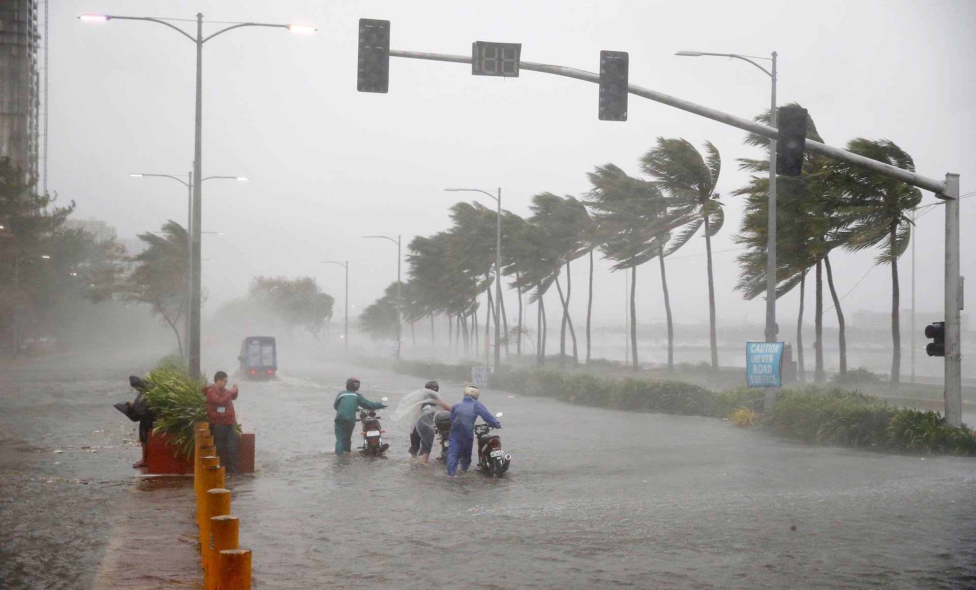 Мощный тайфун тапа. Ураган в Индии. Стихийные бедствия ураган. Ураганный ветер. Тропический циклон.
