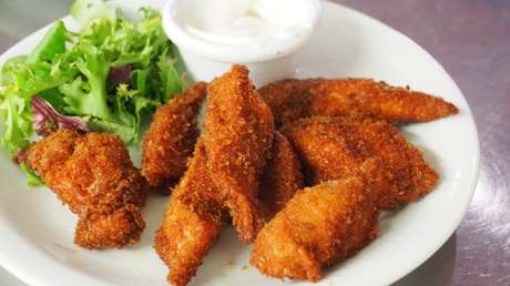 La red se sorprende con una chica que come 'dedos' de pollo mojados en refresco en lugar de salsa