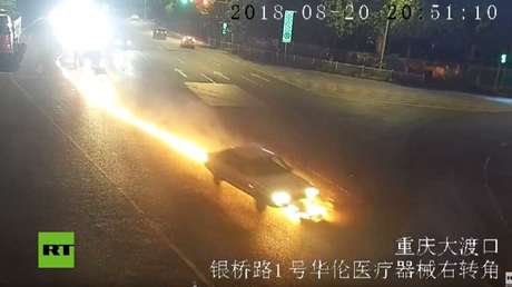VIDEO: Un coche arrastra una moto y deja una cola de fuego 