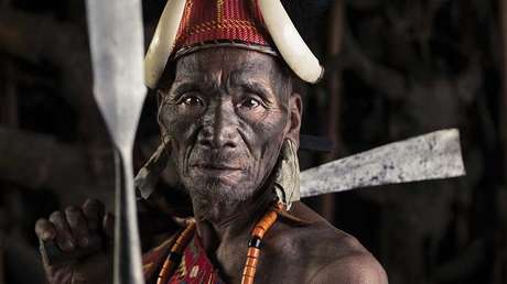 FOTOS: Los últimos cazadores de cabezas de una tribu india que se tatuaban para un rito de paso