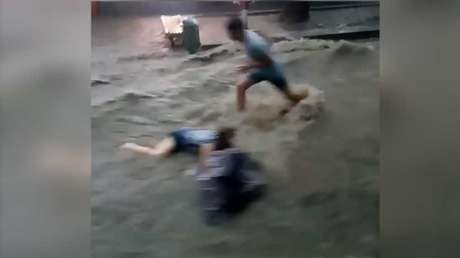 VIDEO: Una corriente de agua se lleva a una mujer en Rusia