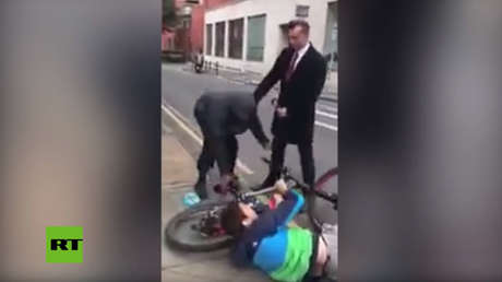 VIDEO: Violento robo de bicicleta a plena luz del día y ante los transeúntes