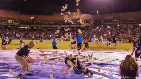 Lluvia de dinero: Un club de fútbol arroja billetes sobre sus hinchas desde un helicóptero (VIDEO)