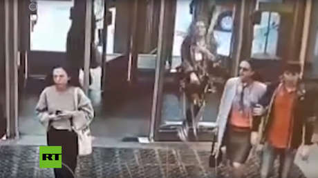 VIDEO: Una joven rompe una puerta de cristal por distraerse con su teléfono mientras camina