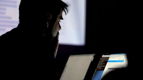 Denuncian borrado masivo de emails de másteres con irregularidades cursados por políticos españoles