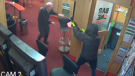VIDEO: Un irlandés de 84 años lucha contra tres delincuentes armados y les hace huir