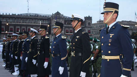"Burla a las víctimas": Un carro del desfile militar 'recuerda' los sismos en México (VIDEO)
