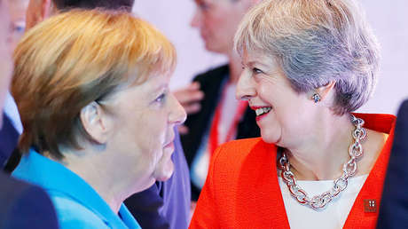 Momento incómodo: La canciller alemana niega el saludo a Theresa May en la cumbre de Salzburgo