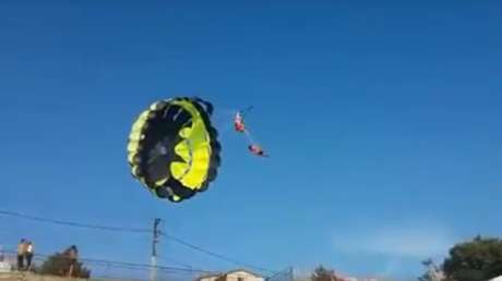 VIDEO: Reciben una descarga eléctrica tras tocar unos cables mientras hacían paravelismo (18+)