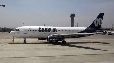 Confunde la puerta de salida del avión con la del lavabo y desata el pánico en pleno vuelo