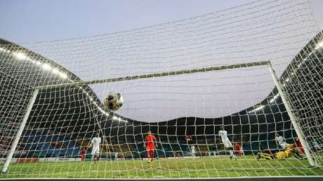 VIDEO: El árbitro ordena un penal de último minuto y el equipo adverso lo golpea a patadas
