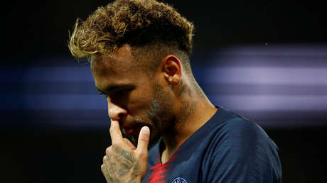 ¿Para las arrugas? La Red ridiculiza a Neymar por untarse crema en la cara en un partido (VIDEO)