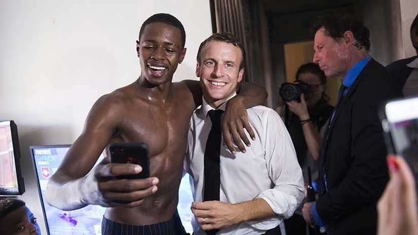 Dedo medio para el presidente: Polémica en Francia por una foto de Macron con jóvenes de San Martín