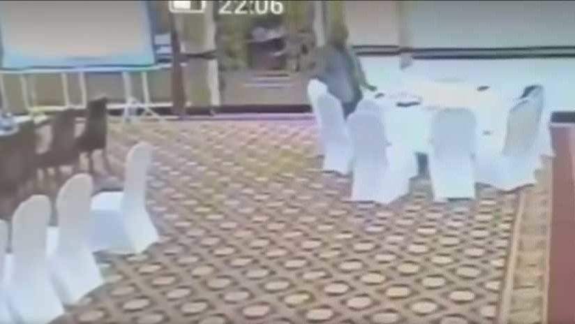 Un burócrata pakistaní roba la cartera a un delegado kuwaití (VIDEO)