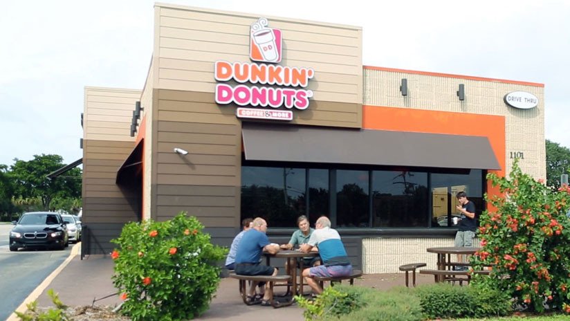 Video de empleado de Dunkin' Donuts que lanza agua sobre un vagabundo desata protestas