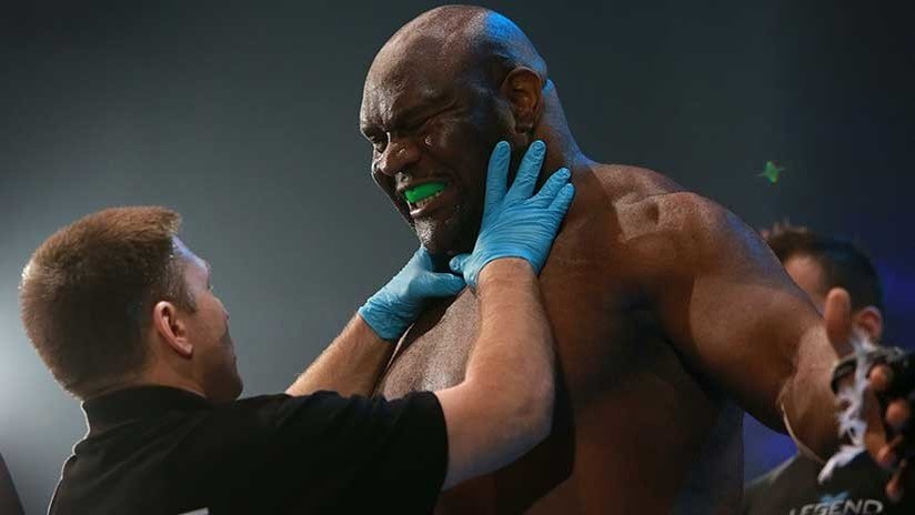 VIDEO: Dos luchadores de MMA acaban exhaustos y empiezan una 'pelea' de miradas sobre el ring