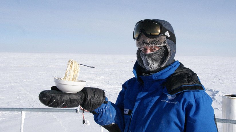 FOTO: Así quedan unos fideos tras sacarlos al exterior de una estación antártica a -60 ºC