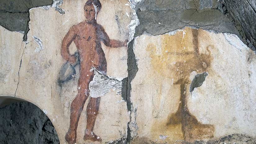 Hallan la imagen de un criado completamente desnudo en un mural de 2.200 años en Italia (FOTO)