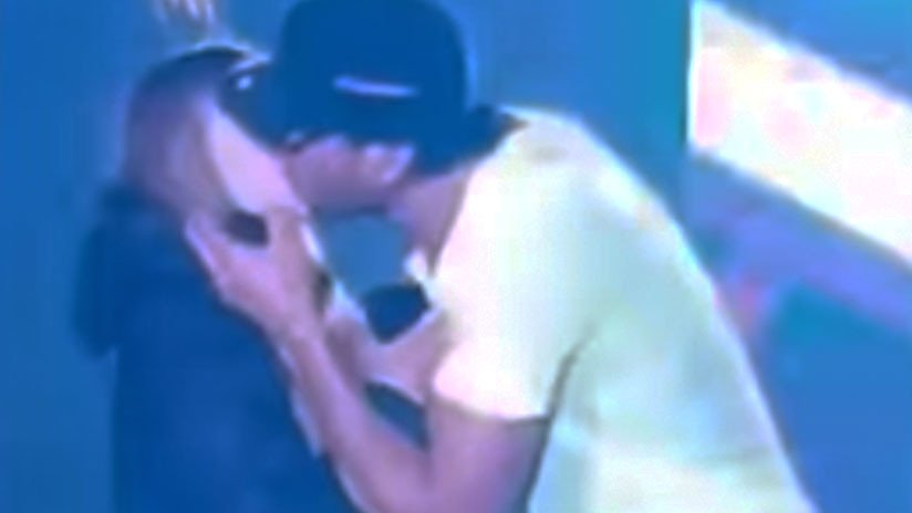 VIDEO: Enrique Iglesias sorprende a una joven espectadora al besarla durante un concierto en Ucrania