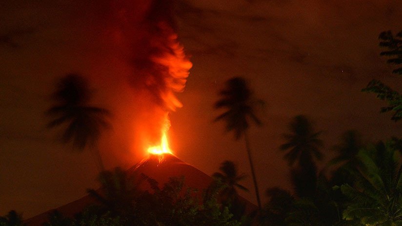 La erupción de un volcán en isla indonesia de Cébeles arroja ceniza hasta 2.000 metros de altura