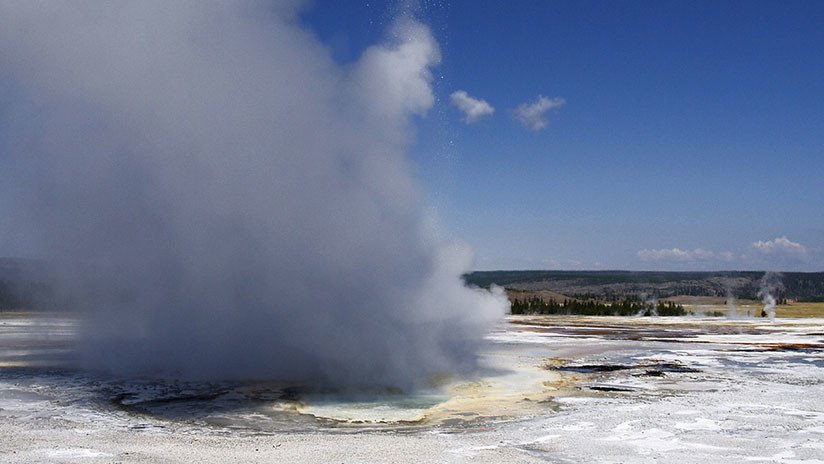 FOTO: Un géiser que entró en erupción en Yellowstone lanzó al aire basura de origen "histórico"